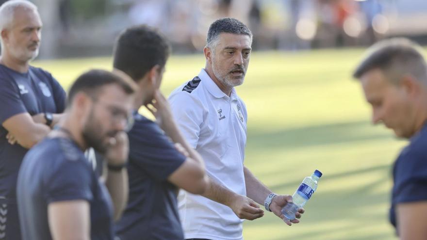 García Pimienta escucha a su ayudante, Albert Peris –de espaldas–, durante el partido frente al Espanyol. | | CARLOS GUERRERO