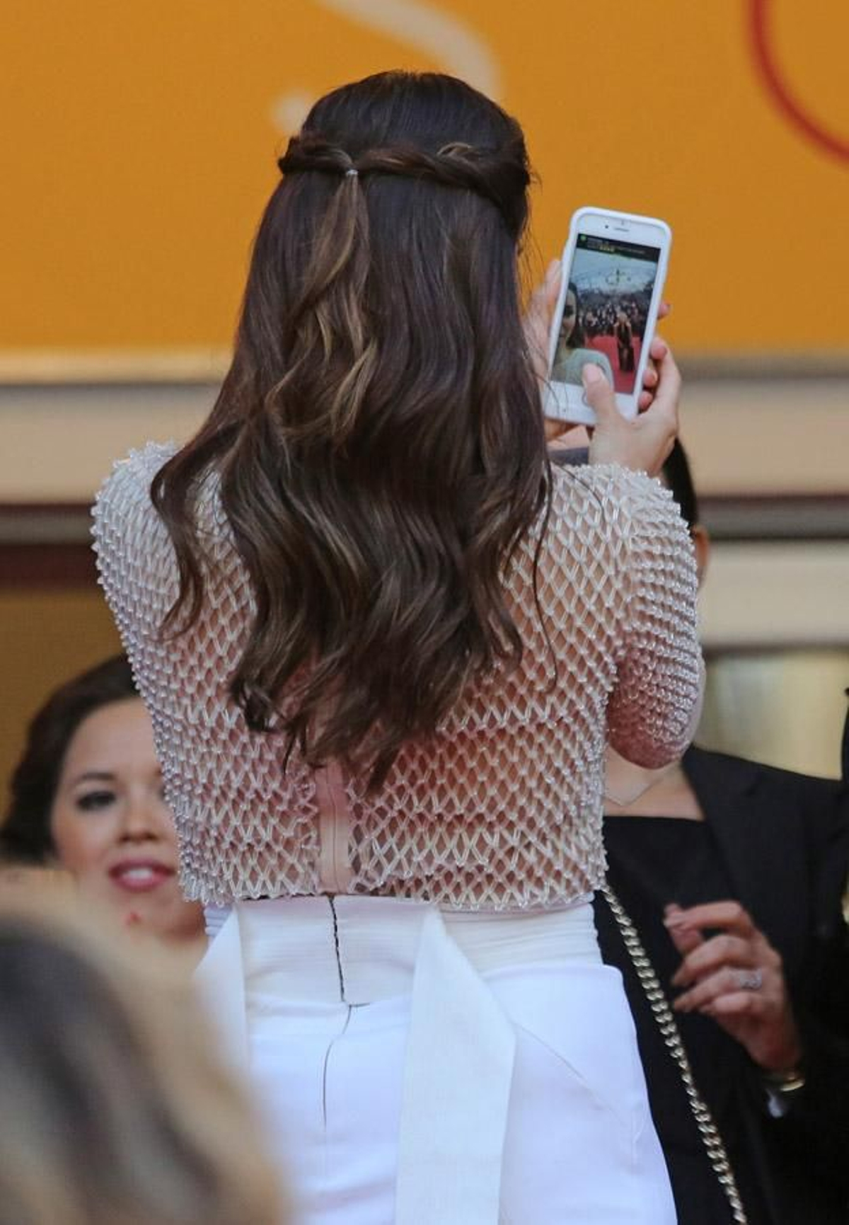 Ceremonia de Apertura de Cannes 2016: Eva Longoria actualizando Snapchat desde la alfombra roja