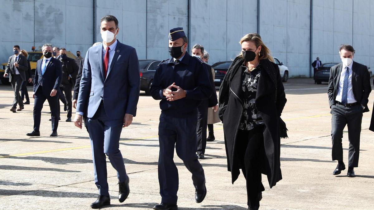 Pedro Sánchez acompañado por la delegada del Gobierno en Extremadura en la base de Talavera.