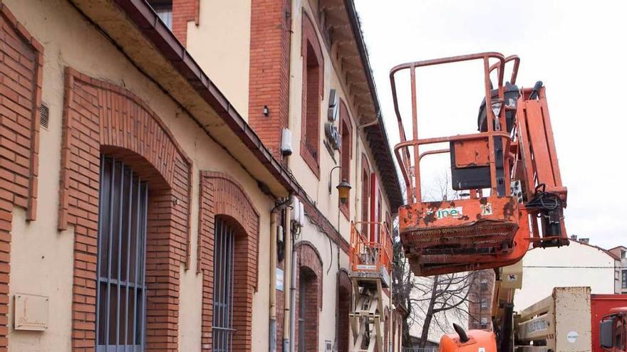 Remodelación de la fachada de la estación de Renfe en Sama