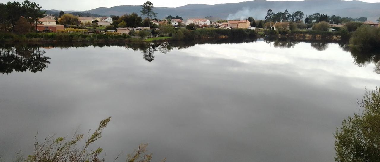 La laguna formada en la antigua mina de Porto Piñeiro, cerca de la de Mina Mercedes, en el Concello de Valga.