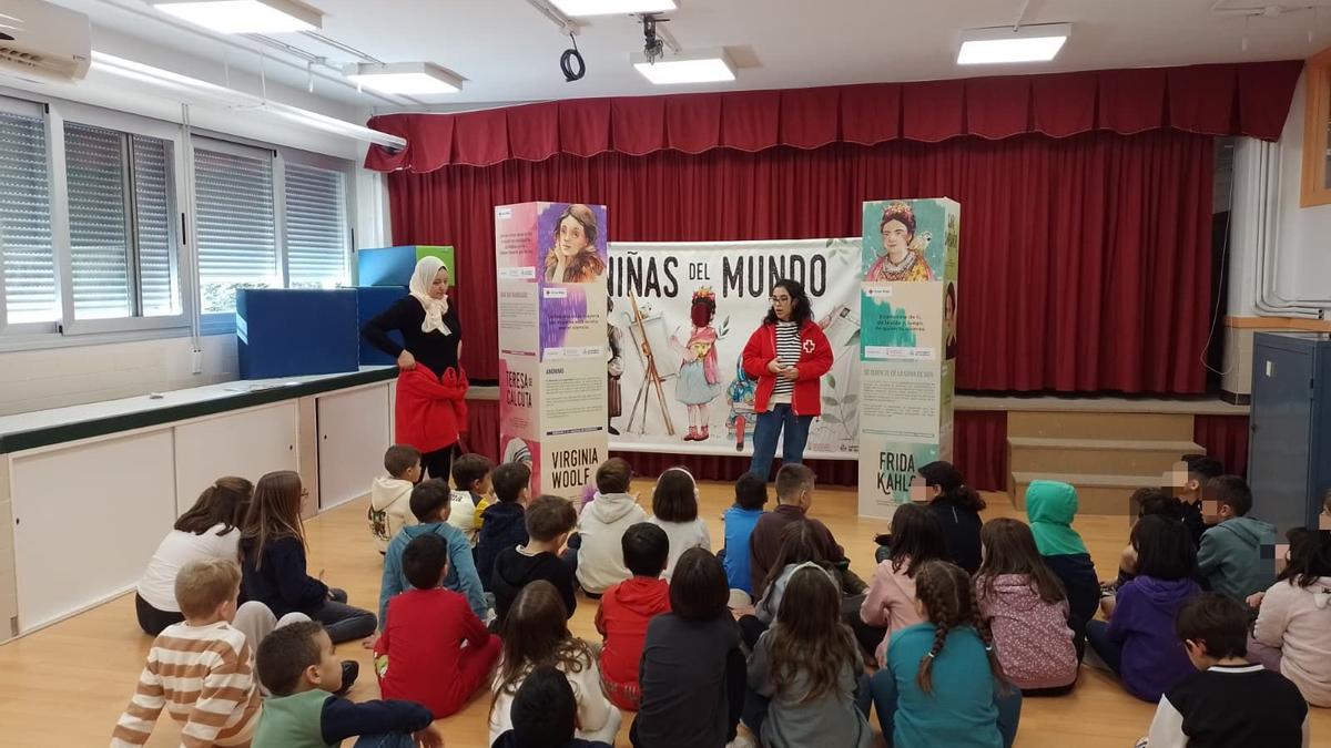 En los colegios La Milagrosa y Martínez Valls y el Instituto Pou Clar se trabajaron diferentes actividades junto a voluntarias y voluntarios de Cruz Roja