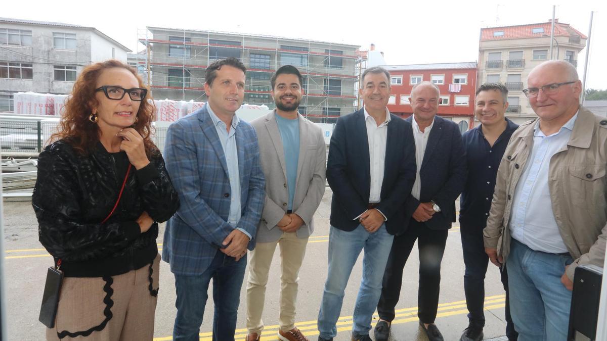 Román Rodríguez, no centro, con José Ramón Romero, esquerda, edis e Santiago Freire, dereita, ante o Colexio Praia Xardín, en obras.