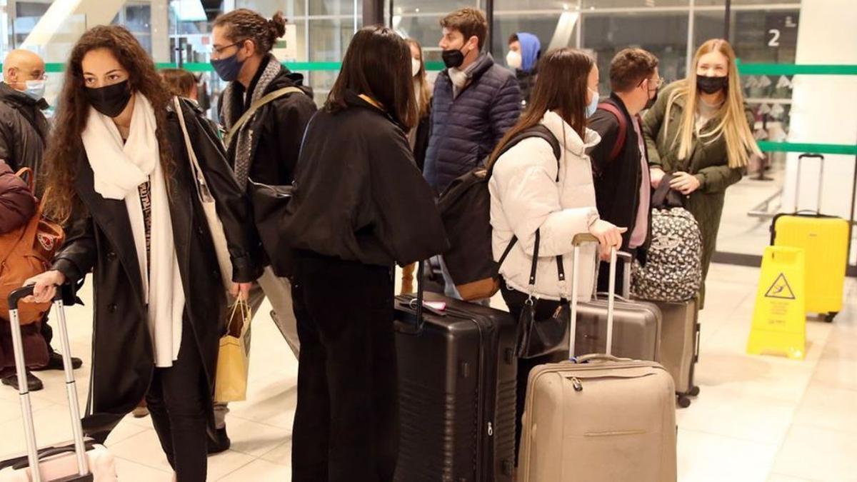 Pasajeros de uno de los Alvia que llegaron llenos a la estación de Urzáiz en Semana Santa.