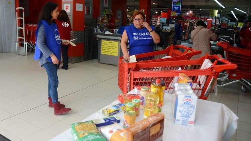 Voluntarias el año pasado en la Gran Recogida del Banco de Alimentos en Moaña. // G.N.