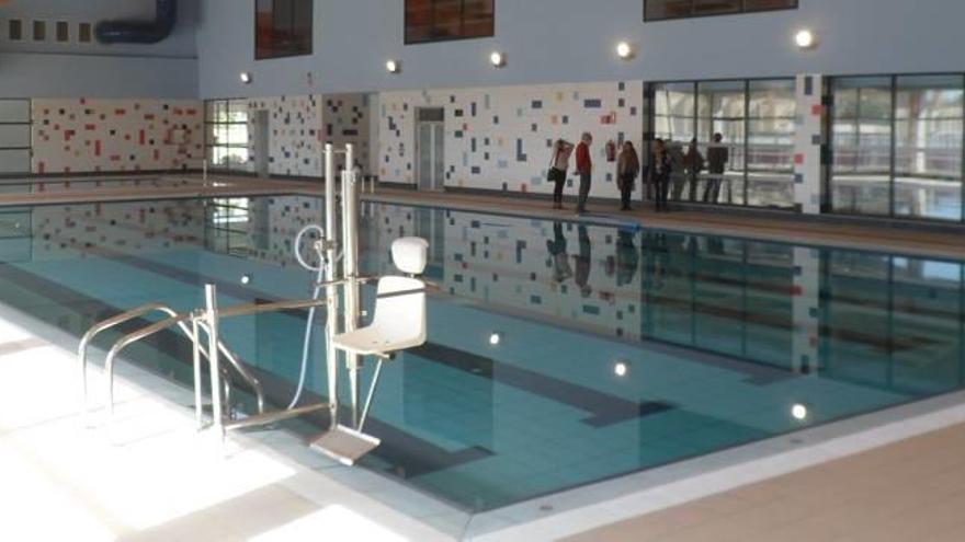 Imagen de la piscina cubierta, que permanece con agua y en perfecto estado a la espera de su apertura, en una imagen reciente.