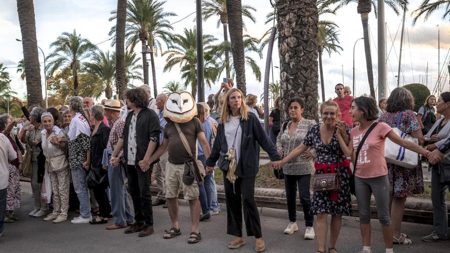 Hunderte Menschen protestieren gegen den Massentourismus auf Mallorca