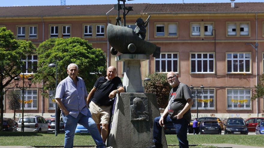 Juancho Vega, Carlos Martagón y Lito Ferreira, los tres miembros supervivientes de la mítica banda langreana «Los Stukas» en el parque Pinín de La Felguera.