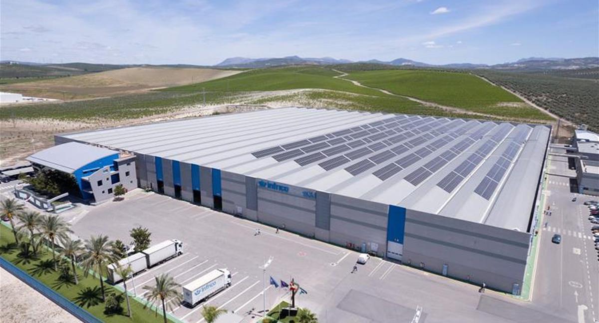 Planta fotovoltaica en las instalaciones que tiene la empresa Infrico en Lucena, donde está ubicada su sede. | CÓRDOBA