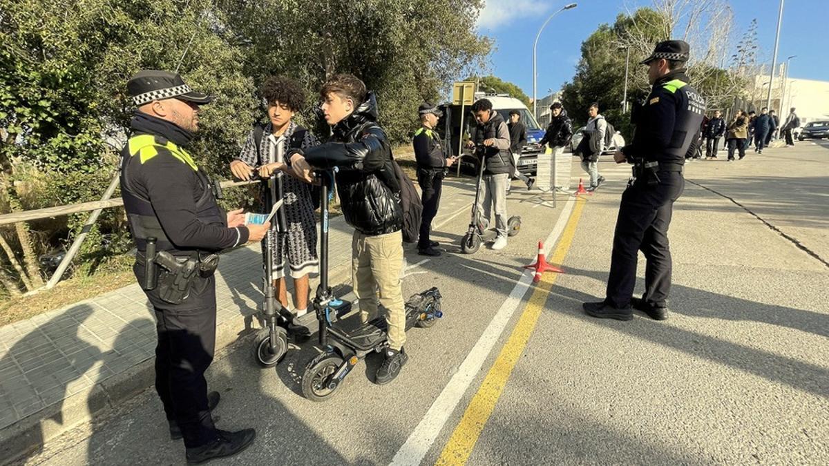 La campanya informativa de control de patinets, ahir.