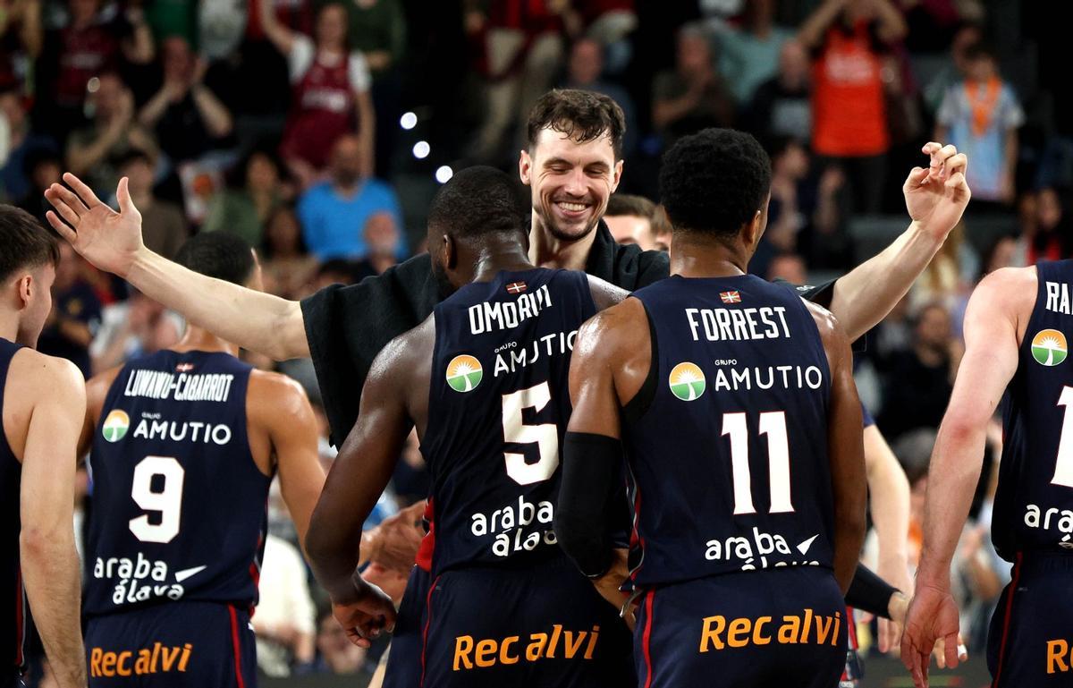 Euforia en los jugadores del Baskonia tras una final de infarto.