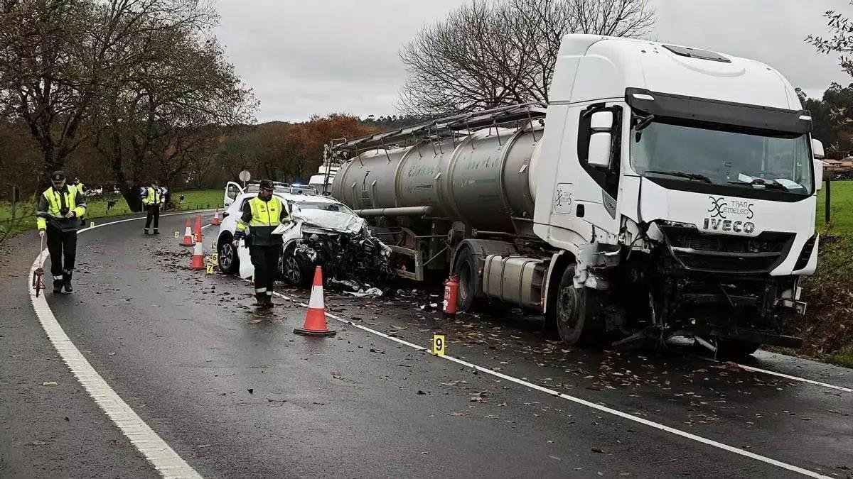 El turismo y el camión que colisionaron en arzúa, en la N-547