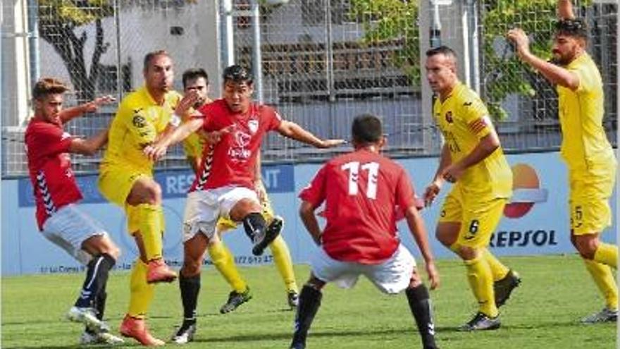 Els jugadors de l&#039;Olot intentant defensar un atac de la Pobla.