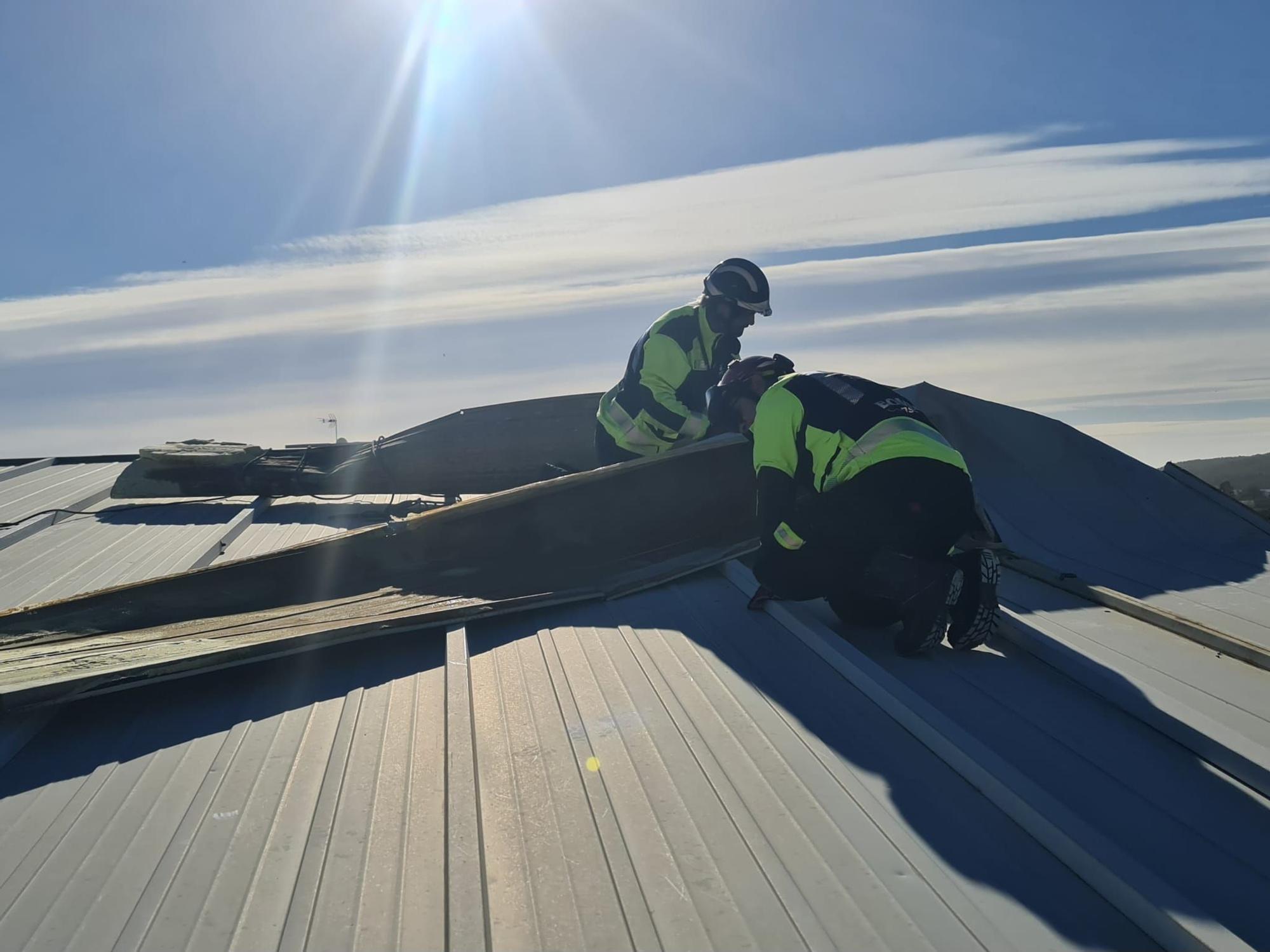 El viento arranca parte del tejado del instituto Algarb en Ibiza