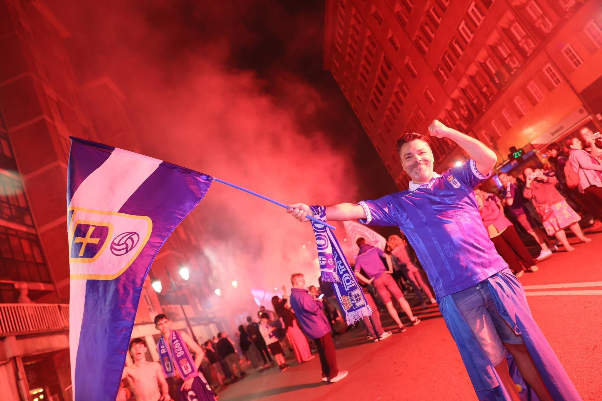 EN IMÁGENES | Así se celebró el ascenso del Oviedo a Primera: la afición estalla en una noche histórica