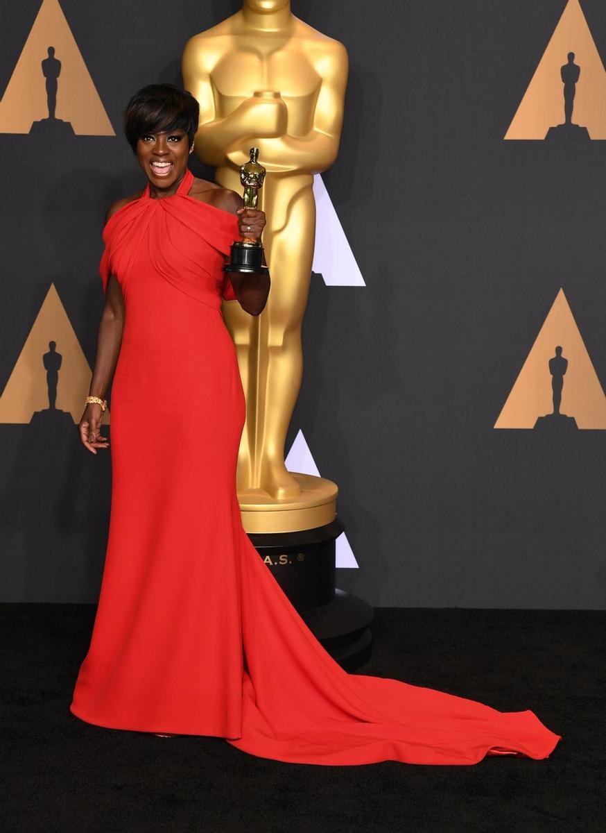 Viola Davis brilla de rojo Armani