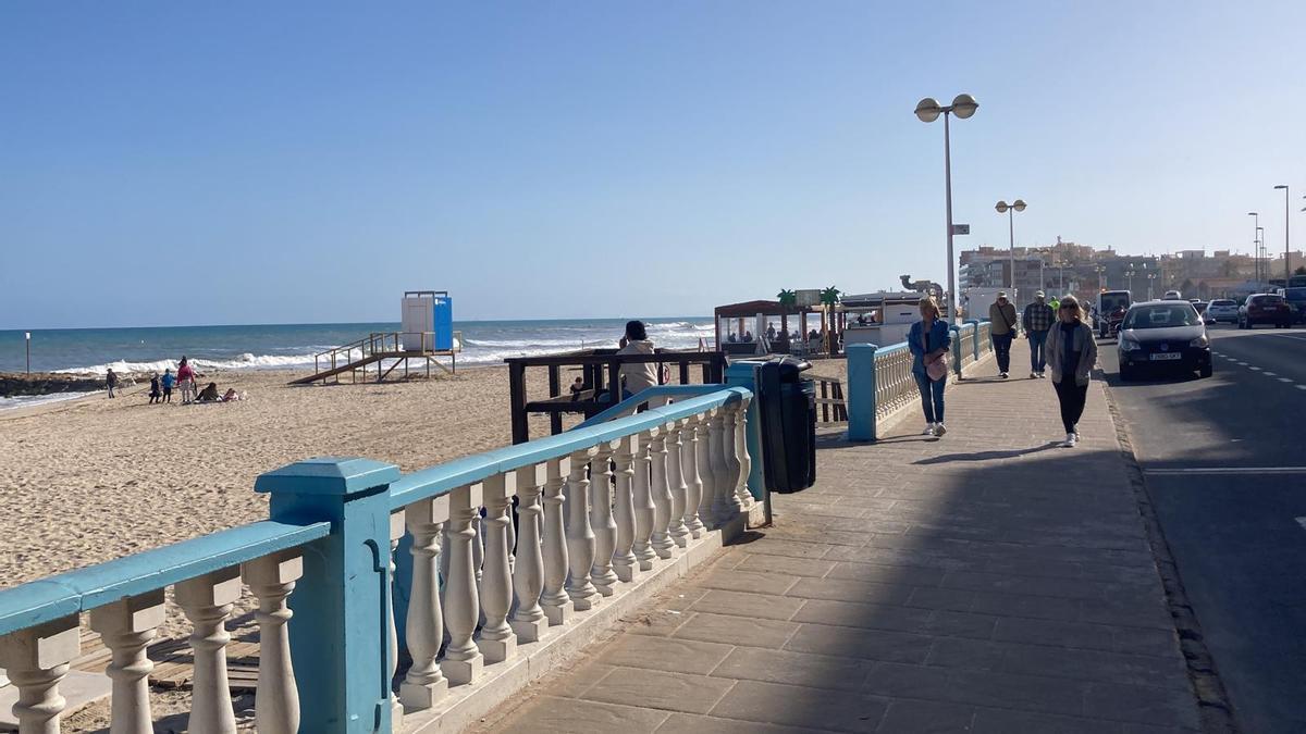 El proyecto prevé la peatonalización completa de la actual avenida, a la izquierda, y un acceso escalonado a la playa en el paseo