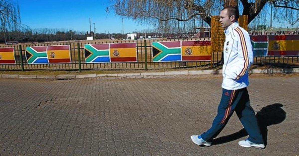 Iniesta, ahir, passeja pels voltants de l’hotel de concentració de la selecció espanyola a Sud-àfrica.
