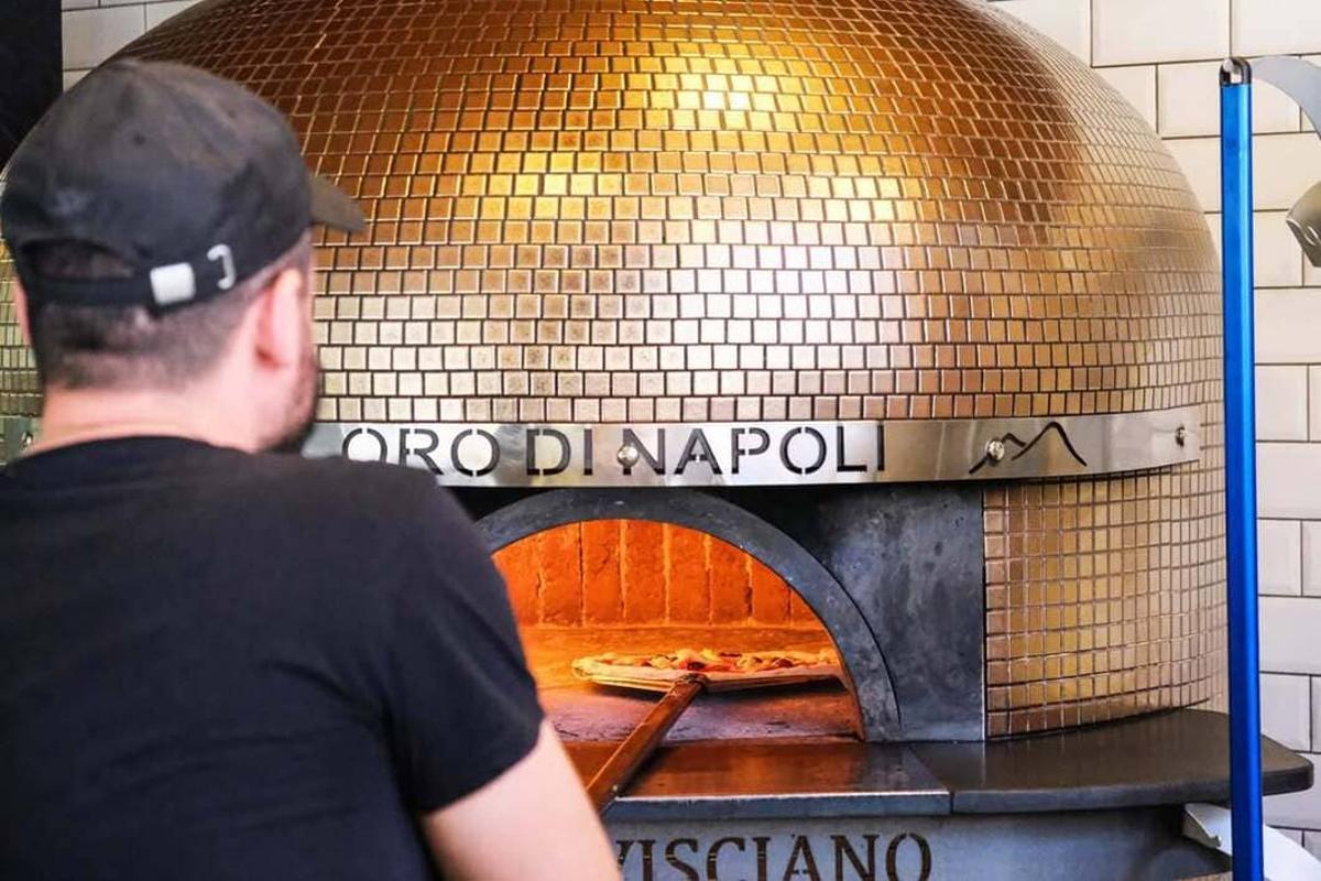 Elaboración de una pizza en Oro Di Napoli.