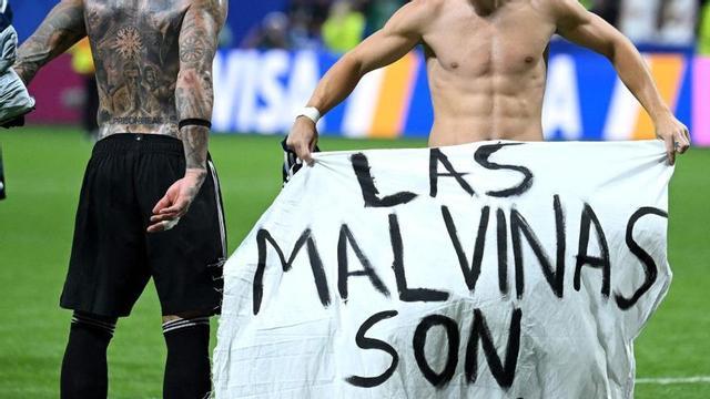 L’al·lusió a les Malvines dels jugadors argentins després del duel.  | SHAUN BOTTERILL / GETTY IMAGES VIA AFP