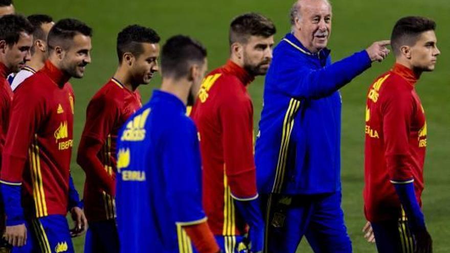 Del Bosque y varios jugadores, en el Rico Pérez antes del partido ante Inglaterra.