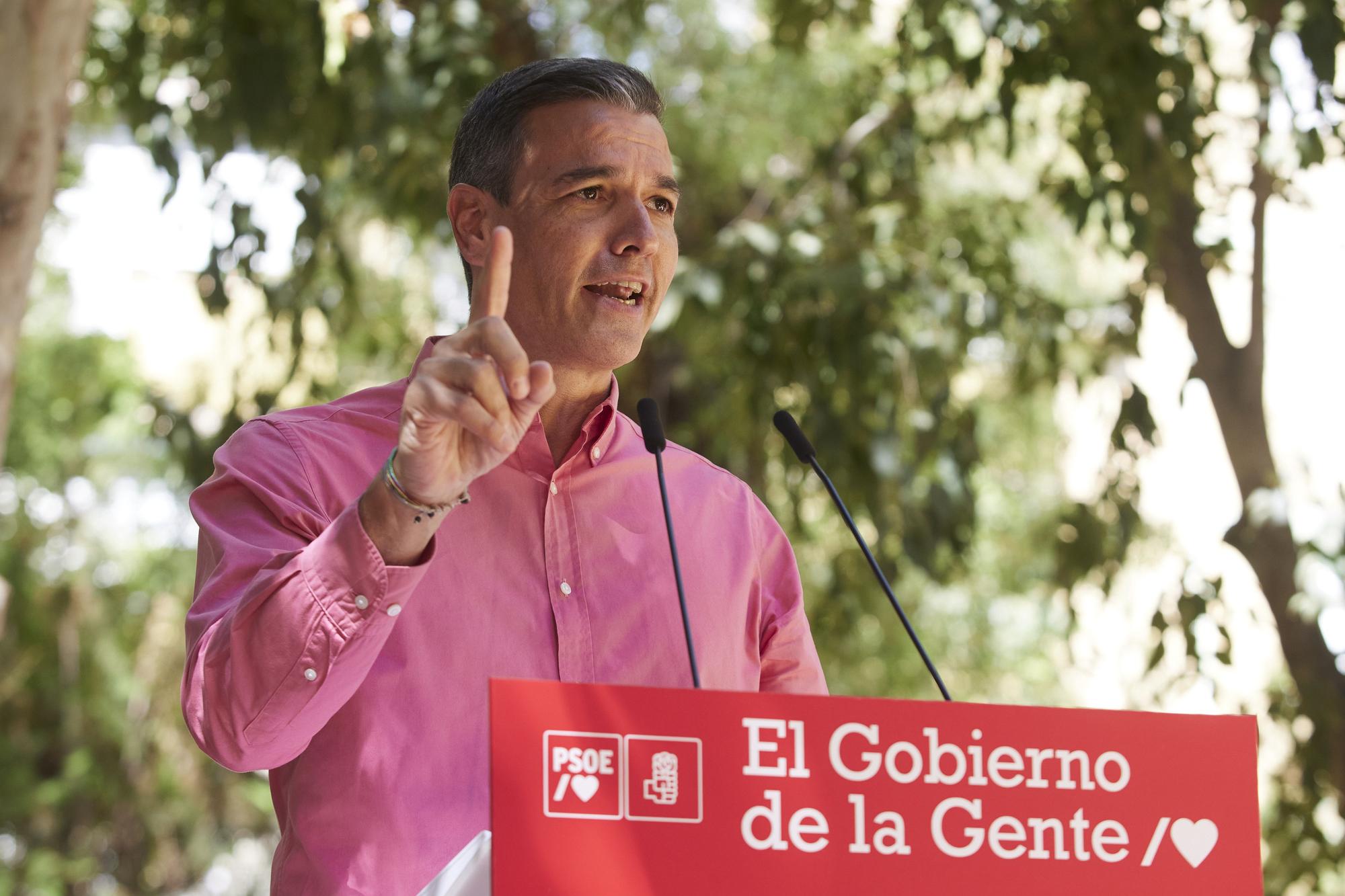 Pedro Sánchez participa en el primer acto de la campaña 'El Gobierno de la Gente' en Sevilla.