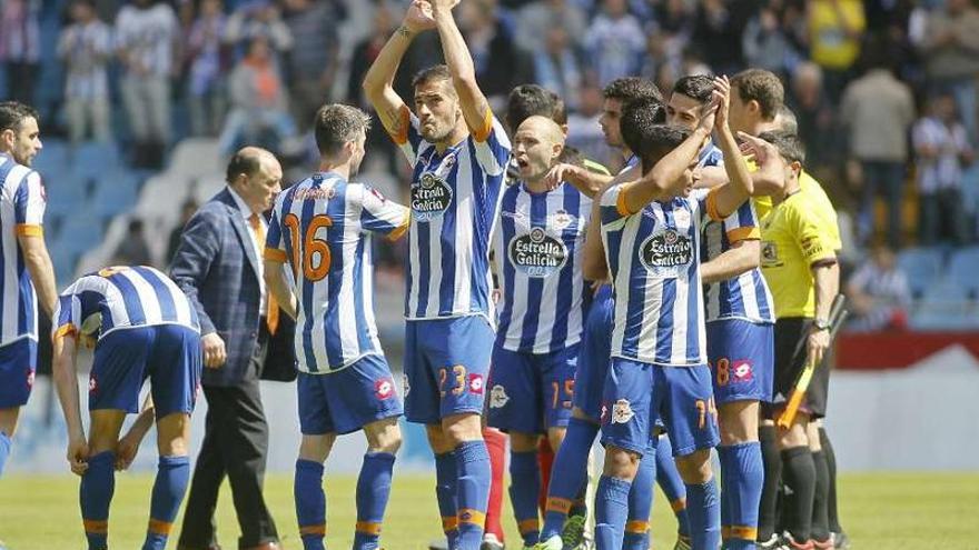 Los jugadores del Deportivo saludan a la grada tras un partido en Riazor. 13fotos