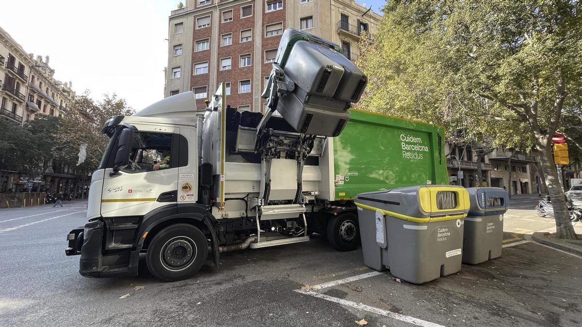 Un jove que dormia en un contenidor perd dos dits al caure atrapat al camió d’escombraries