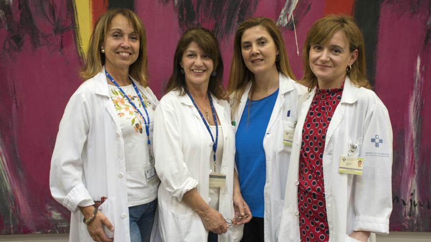 Parte de las autoras del trabajo: Antonia Jiménez y Antonia Arduengo, supervisoras del área de Recursos Metodológicos del HUCA, junto a Carmen Fernández y Julia Raquel Camporro, miembros del área.