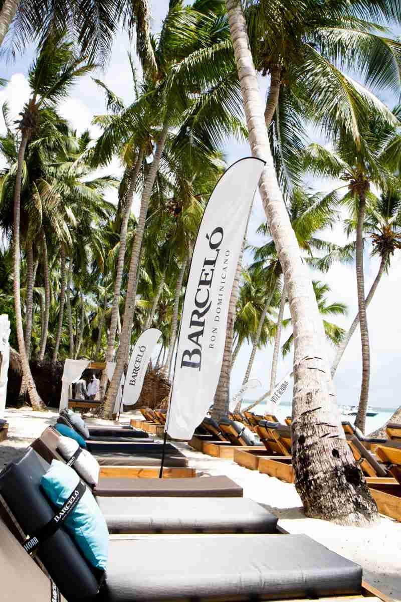 A descansar en la Isla de Ron Barceló con un cóctel en la mano: ¿se te ocurre mejor plan?