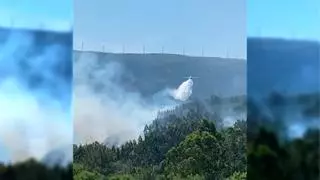 Un incendio forestal en Vilatuxe (Lalín) afecta ya a casi tres hectáreas