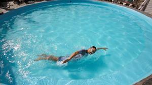 Alberto Lorente, el hombre de las aguas, en la micropiscina de Cala Morisca, el mirador, donde intentará batir dos récords Guinness.