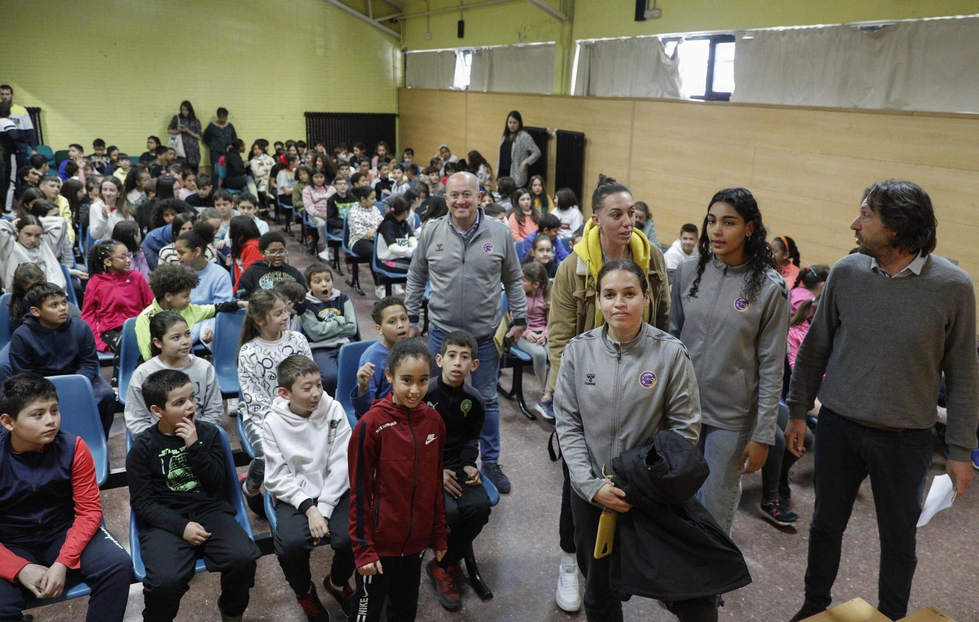 En imágenes. El Club Balonmano La Calzada visita el colegio Pumarín