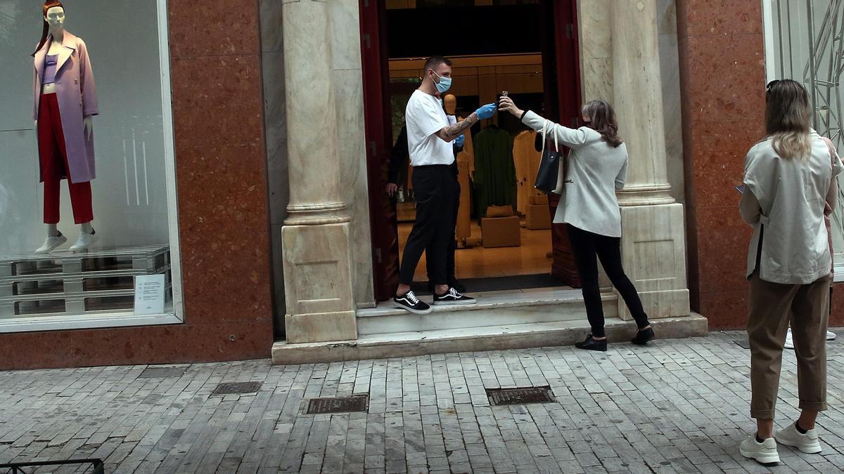 Ciudadanos en el centro de Atenas.