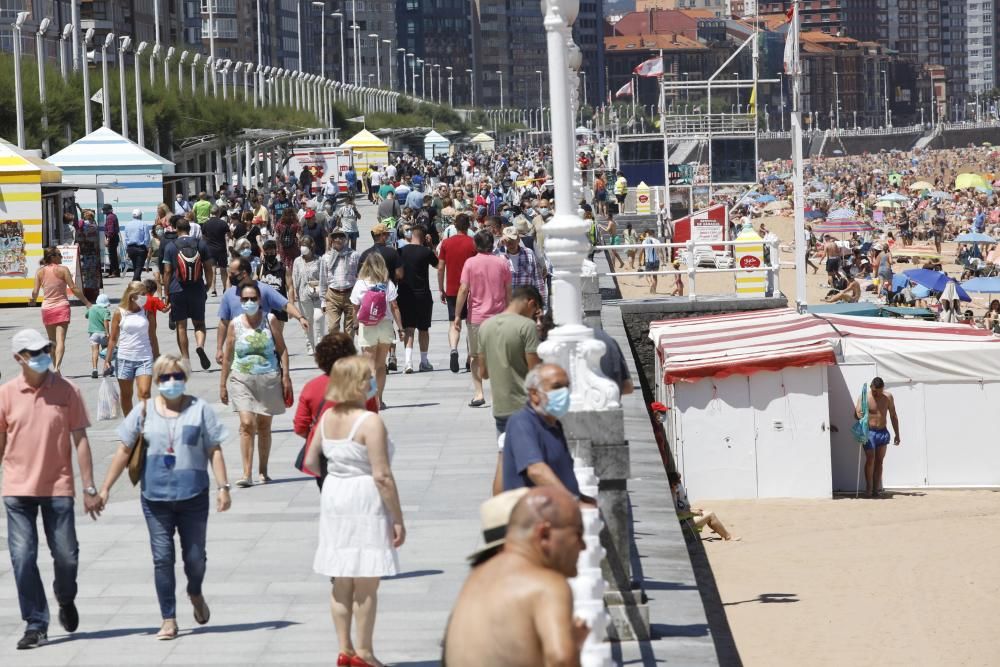 Cerrada la playa de San Lorenzo por completar su aforo de bañistas