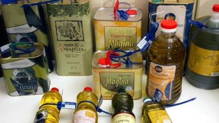 El precio medio del aceite de oliva en origen ha caído el 7,7 por ciento en solo un mes y se sitúa en los 2,36 euros el kilogramo.