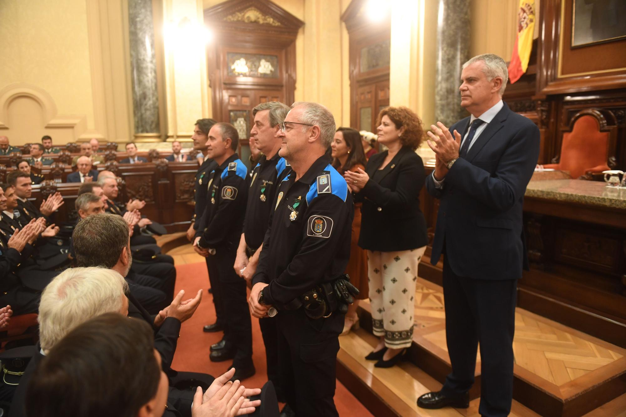 Homenaje a los policías locales de A Coruña que llevan 20 años en el cuerpo