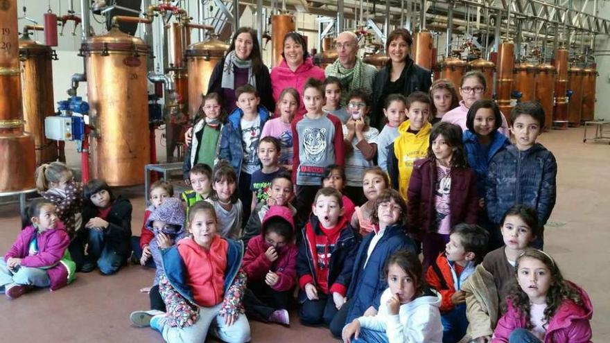 Los escolares en la planta de destilación de Panizo en Camarzana de Tera.