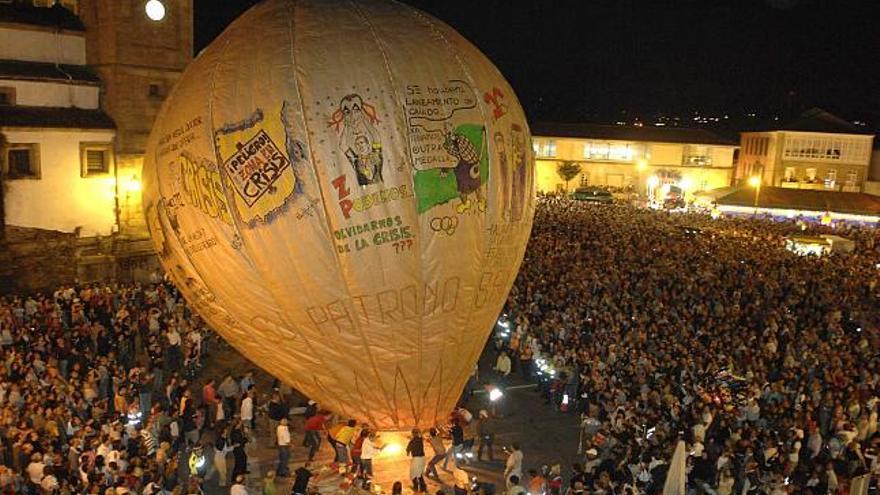 Miles de personas, el año pasado, durante el lanzamiento del globo de papel. / fran martínez