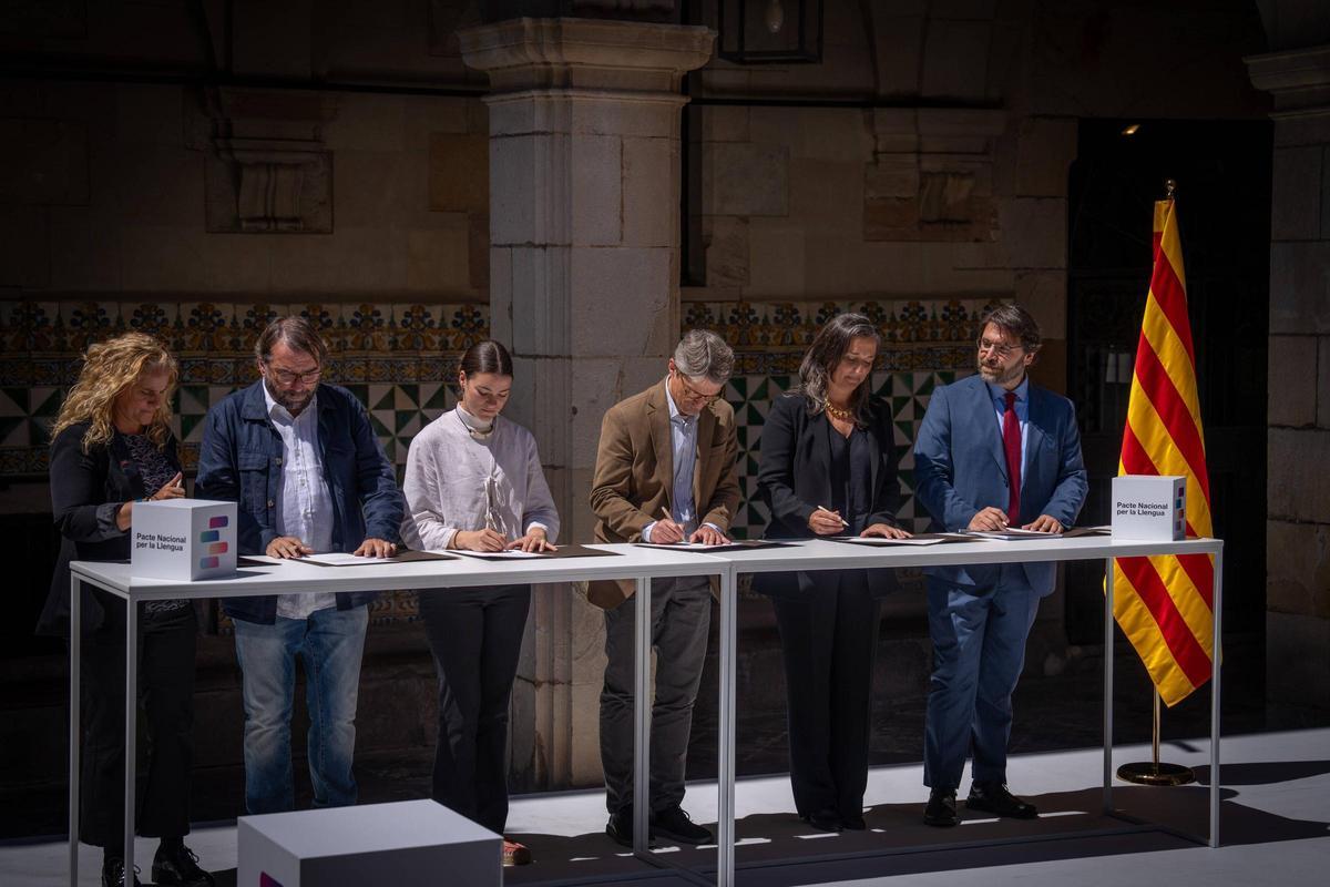 Acto de firma del Pacte Nacional per la Llengua