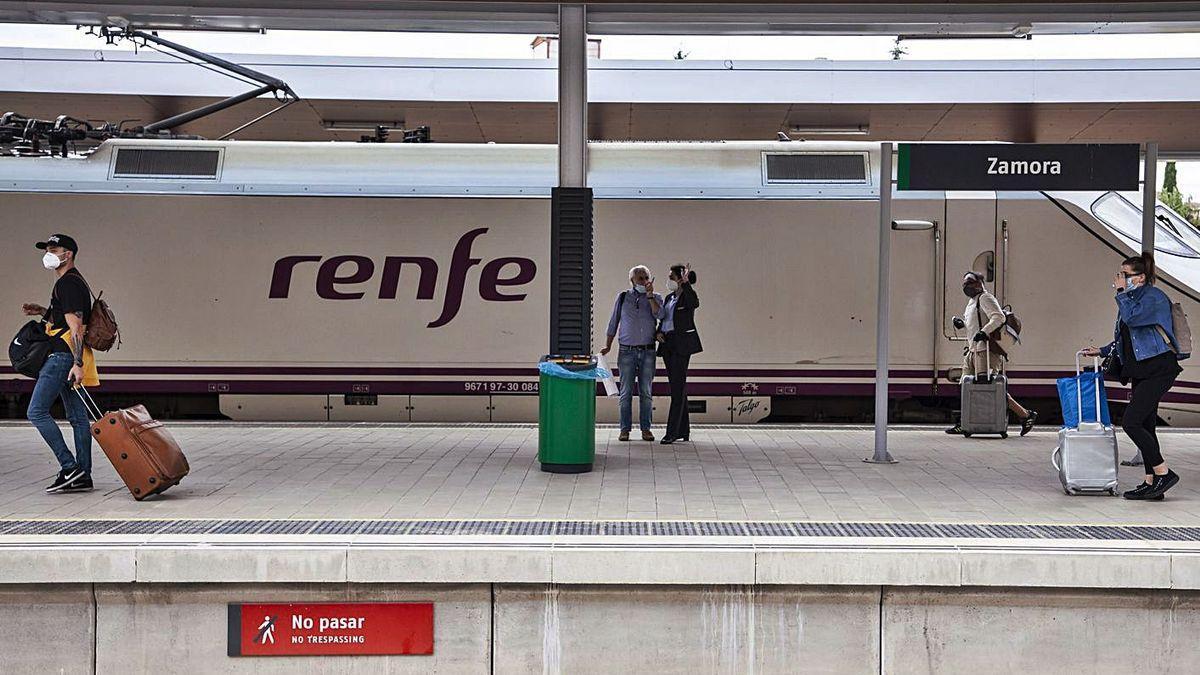 Ciudadanos en la estación de tren de Zamora.