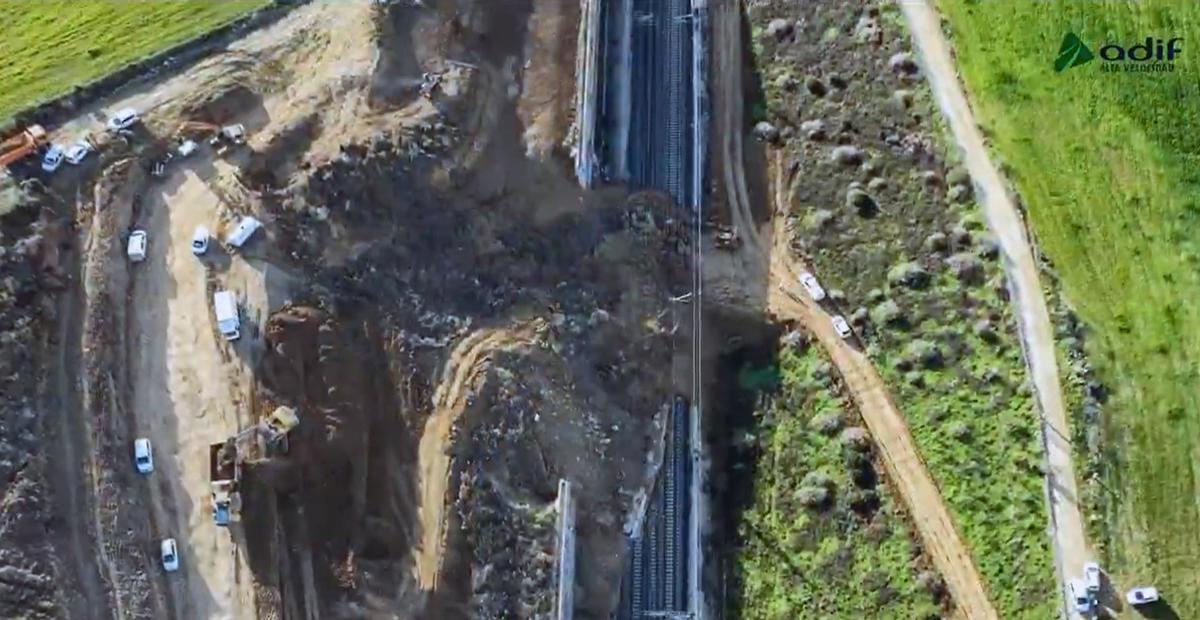 Imagen aérea de Adif, que muestra la complejidad de los trabajos desarrollados en el término aloreño.