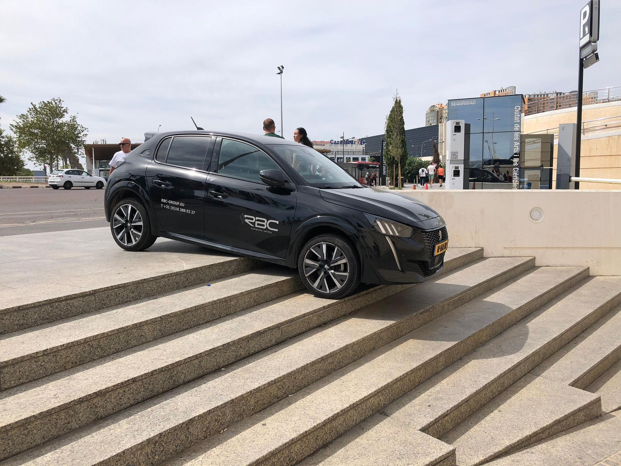 Un coche se sale de la vía y acaba atrapado en las escaleras de l'Umbracle