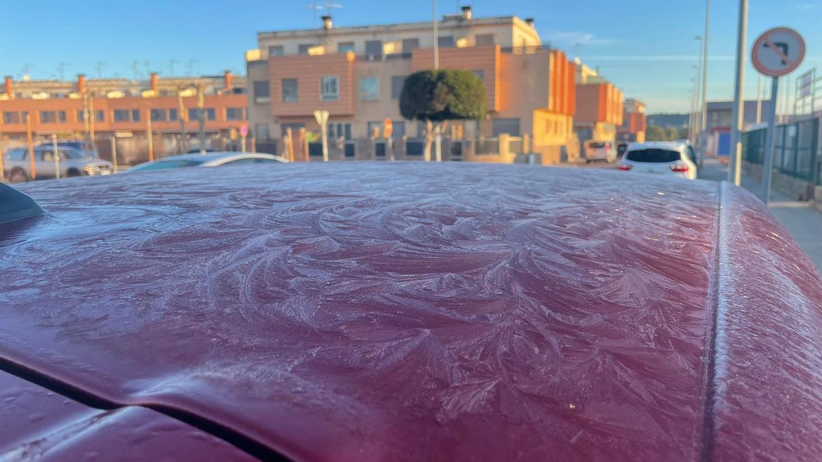 Hielo en un vehículo en Onda a primera hora de la mañana.