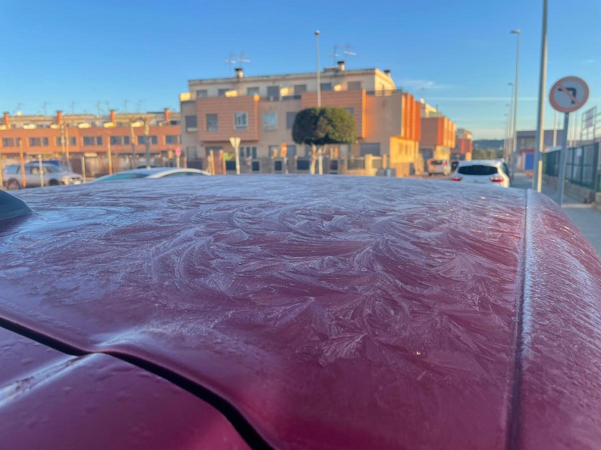 Hielo en un vehículo en Onda a primera hora de la mañana.
