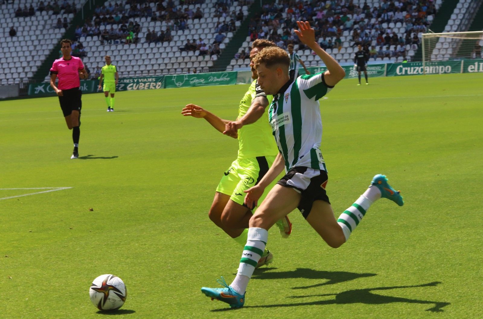 Simo conduce el balón ante el acoso de un rival.