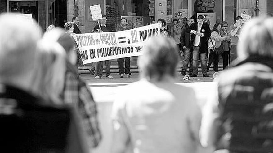 Pilar Varela, de espaldas y, al fondo, los trabajadores de mantenimiento de los centros deportivos, ayer, en El Parche.