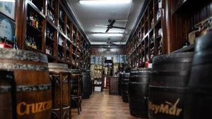 Bodegues de barri en risc: Barcelona busca com protegir-les