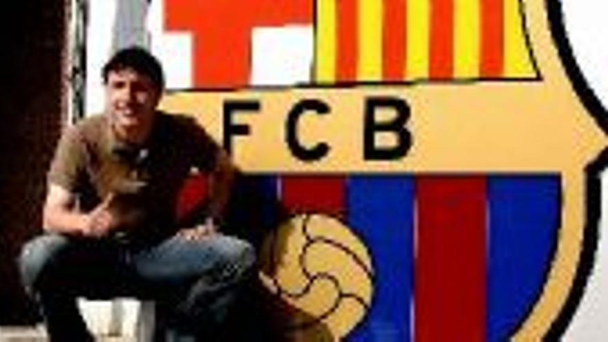 Van Bommel posa con el escudo del Barcelona  minutos antes de pasar el reconocimiento médico