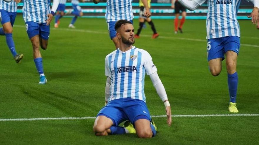 Sadiku festeja uno de los dos goles que en la primera vuelta le dieron al Málaga CF el triunfo ante el Tenerife sobre el césped de La Rosaleda.